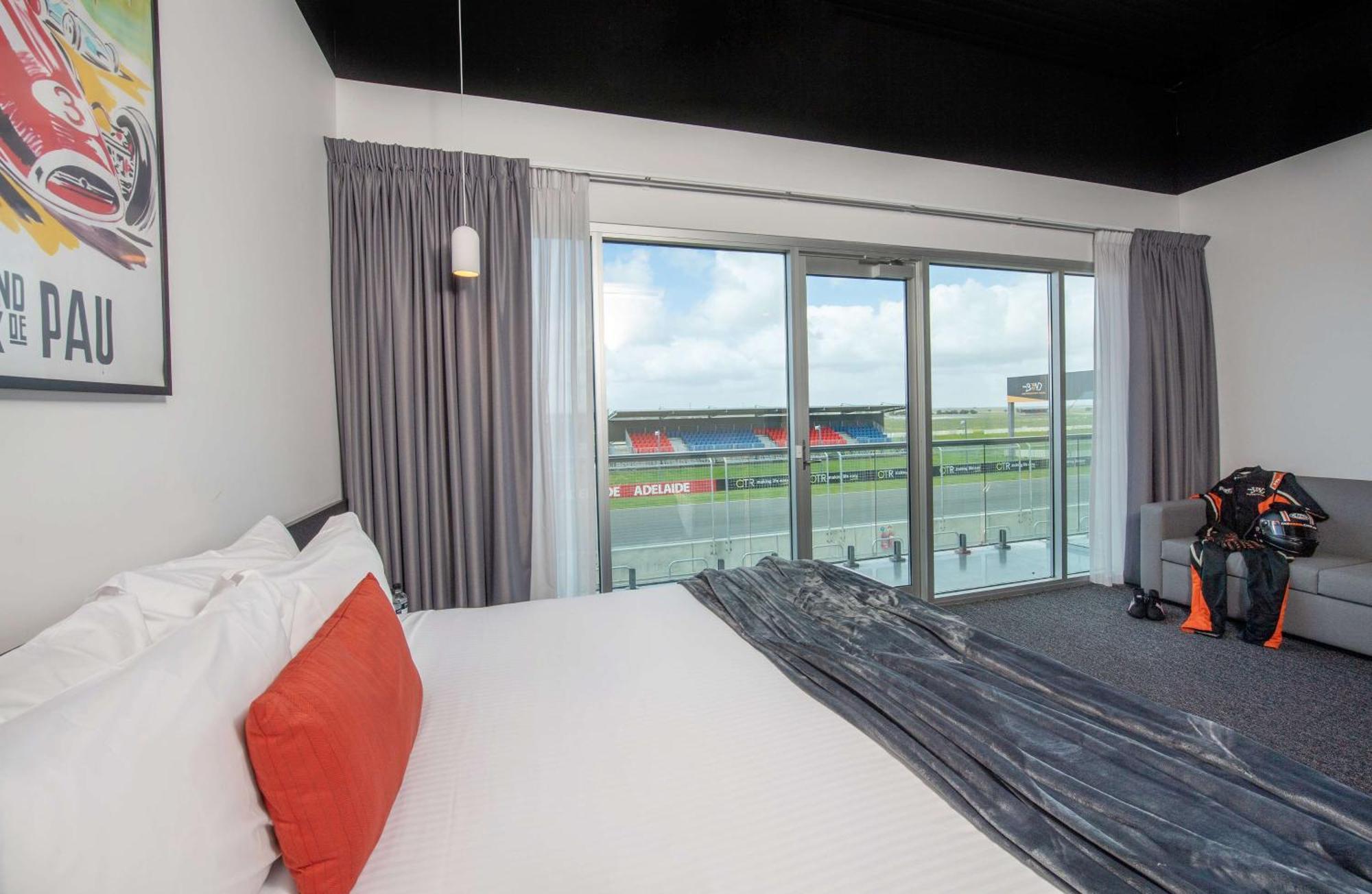 Отель Rydges Pit Lane Тейлем-Бенд Экстерьер фото